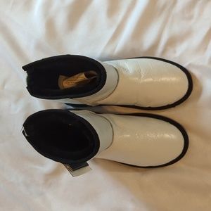 NWT EMU Australia Leather Ankle Boots in White Size 9